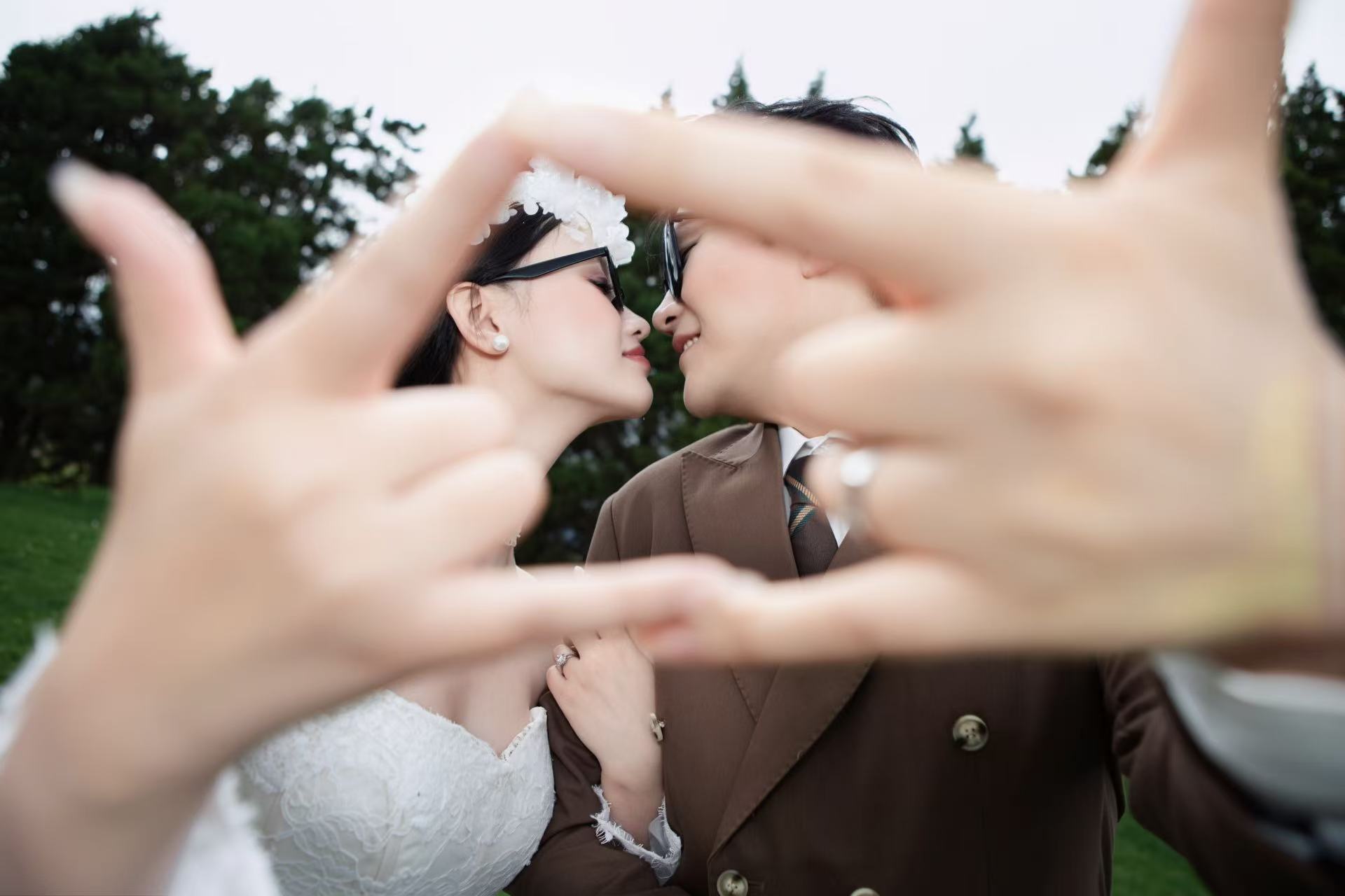 新人用双手围成爱心的婚礼纪念照